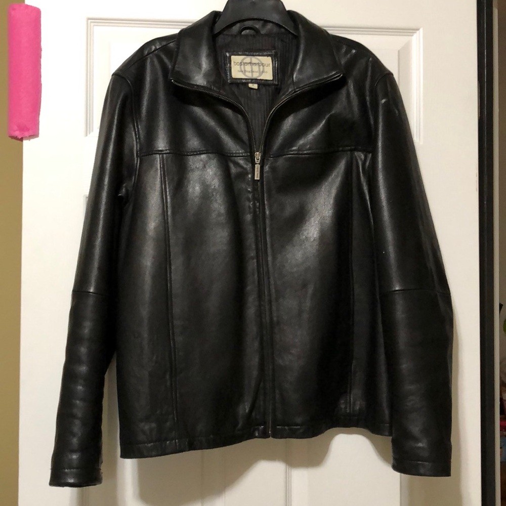 CLOSET CLEAN OUT. ACCEPTING ANY OFFER!
Men’s Bostonharbour leather jacket Medium
